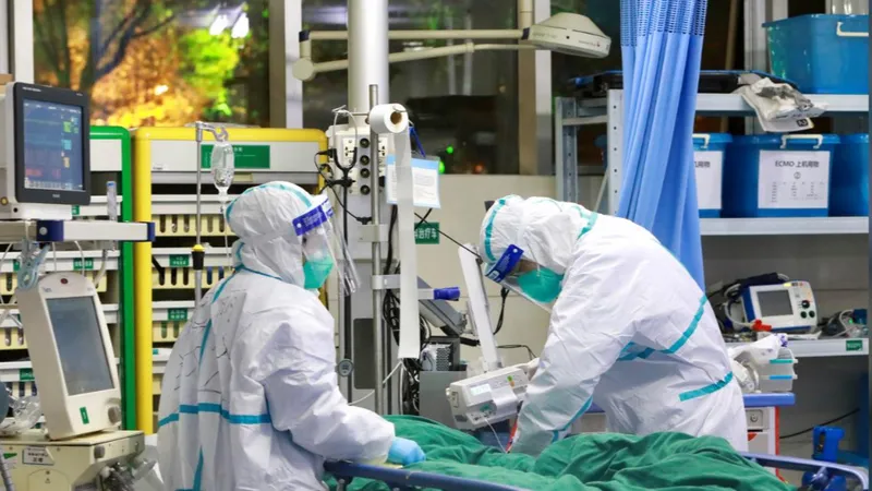 Các bác sĩ điều trị cho bệnh nhân mắc virus Corona tại Bệnh viện Đại học Vũ Hán, tỉnh Hồ Bắc, Trung Quốc, ngày 28-1-2020. Ảnh: CHINA DAILY/REUTERS