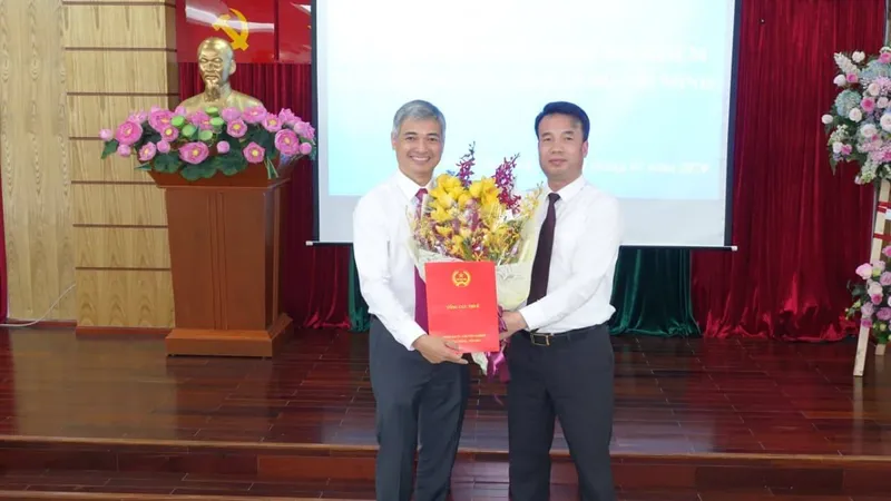  Ông Lê Duy Minh (trái) nhận quyết định làm Cục trưởng Cục thuế TPHCM.