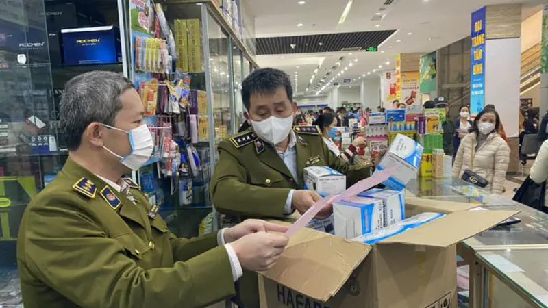  Đội Quản lý thị trường số 1 - Quản lý thị trường TP Hà Nội kiểm tra mặt hàng khẩu trang y tế tại một nhà thuốc ở Hà Nội. Ảnh: Tổng Cục quản lý thị trường.