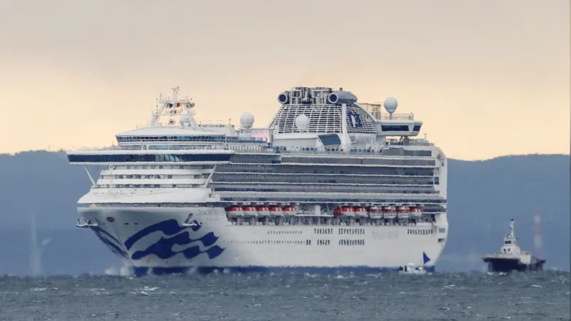 Tàu du lịch Diamond Princess, nơi có thêm 10 người dương tính với virus Corona, tàu đang neo đậu ở Yokohama, phía Nam Tokyo, Nhật Bản, ngày 6-2-2020. Ảnh: REUTERS / Kim Kyung-Hoon