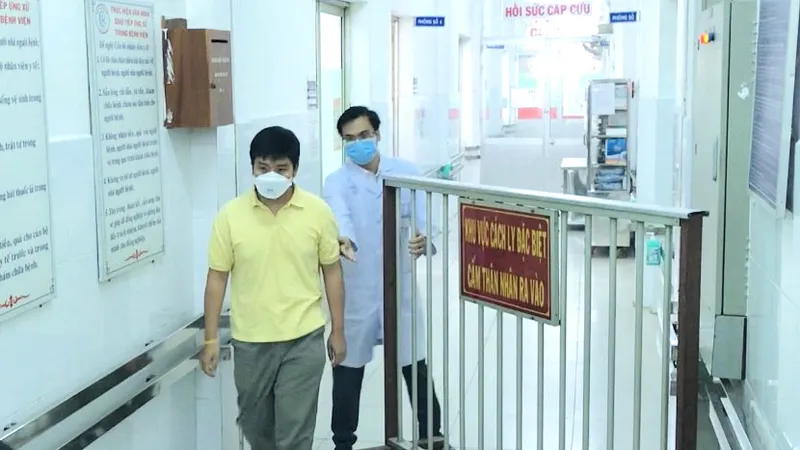 Bệnh nhân Li Zichao rời phòng cách ly đặc biệt sau khi được điều trị thành công