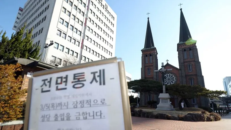 Một nhà thờ công giáo nằm ở Daegu, cách Seoul khoảng 300 km về phía Nam, đã đóng cửa vào ngày 23-2-2020 để ngăn chặn sự lây lan của chủng mới virus Corona mới trong thành phố. Ảnh: YONHAP