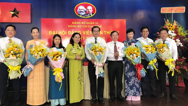 Đồng chí Nguyễn Thị Lệ, Phó Bí thư Thành ủy, Chủ tịch HĐND TPHCM tặng hoa chúc mừng Đại hội Đảng bộ Chi cục Thuế quận 10. Ảnh: KIỀU PHONG