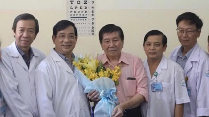 Bác sĩ Nguyễn Thanh Phong (thứ 2 từ phải sang) cùng bệnh nhân nhiễm Covid-19 xuất viện