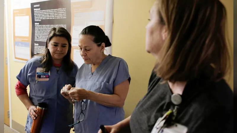 Các chuyên gia y tế tại Trung tâm Y tế Harborview ở Seattle, Washington, Mỹ, ngày 29-2-2020. Ảnh: REUTERS