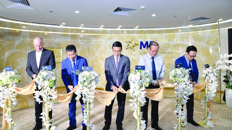 Các đại biểu cắt băng ra mắt Dịch vụ Ngân hàng Cao cấp Chuyên biệt MB Private