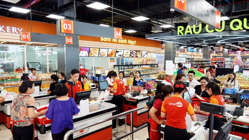 khách hàng đang mua sắm tại Satramart Củ Chi