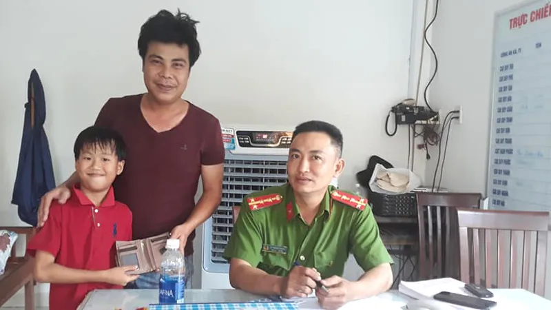 Em Hậu mang ví nhặt được đến trụ sở công an để nhờ trả lại người đánh mất