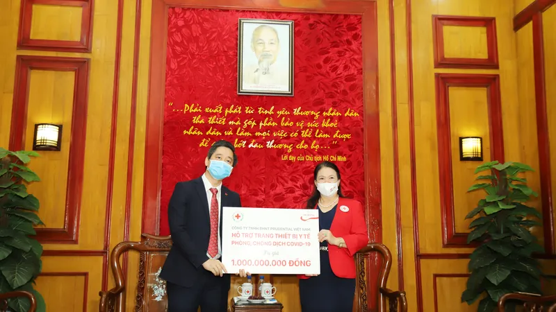  Ông Bùi Quang Nam, Giám đốc cấp cao bộ phận phát triển kinh doanh toàn quốc - kênh đại lý của Prudential, đại diện trao bảng tượng trưng cho PGS.TS. Nguyễn Thị Xuân Thu, Chủ tịch Hội Chữ thập đỏ Việt Nam