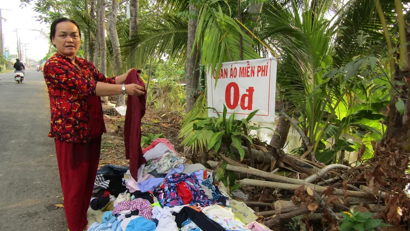 Chạy xe ôm, làm từ thiện