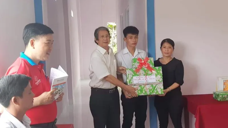 Những ngôi nhà tình thương tặng học trò