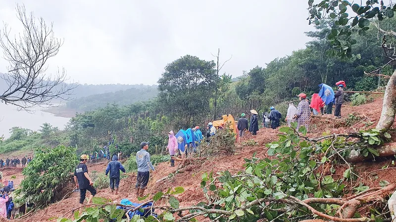Tỉnh Đắk Nông huy động nhân dân cùng tham gia khắc phục hậu quả mưa lũ. Ảnh: LÊ PHƯỚC