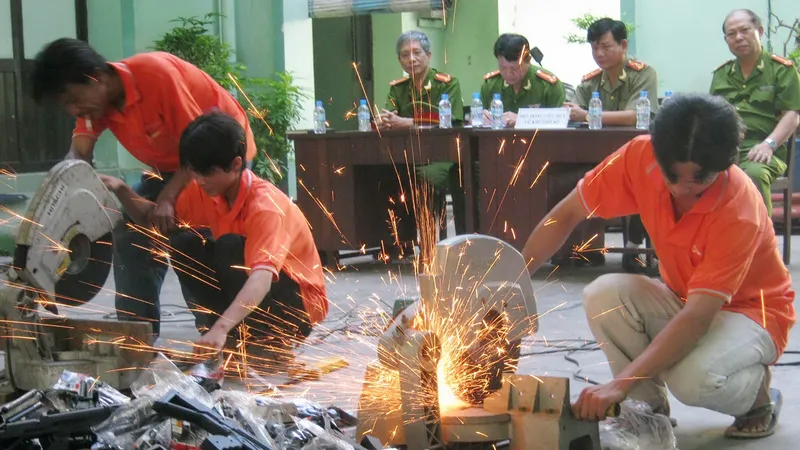 Công an TPHCM tiêu hủy hung khí thu được của các băng nhóm tội phạm. Ảnh: ĐOÀN HIỆP