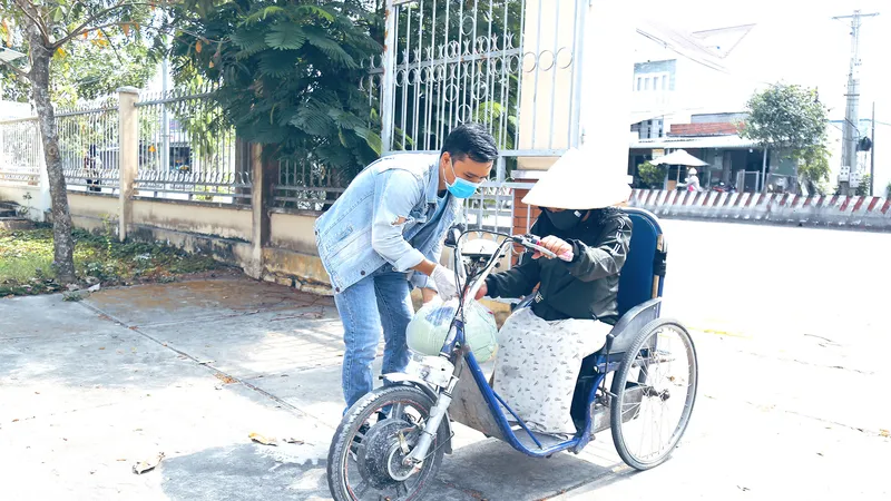Anh Quân trao quà giúp người có hoàn cảnh khó khăn 