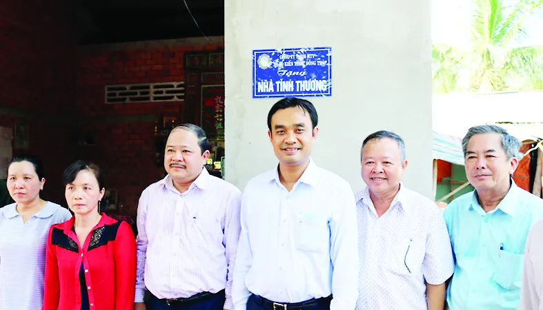 Công ty TNHH MTV Xổ số kiến thiết Đồng Tháp trao nhà tình thương tại huyện Tháp Mười