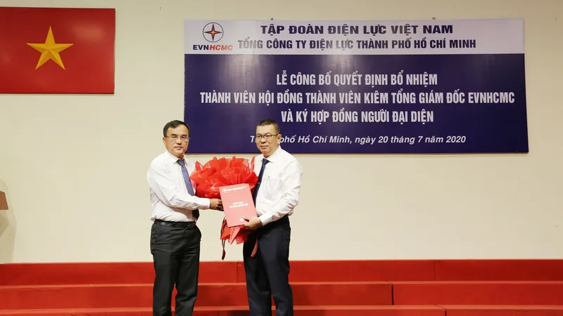 Ông Dương Quang Thành, Chủ tịch HĐTV EVN trao quyết định bổ nhiệm cho ông Nguyễn Văn Thanh ​