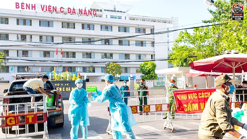 Tình người trong cơn dịch bệnh