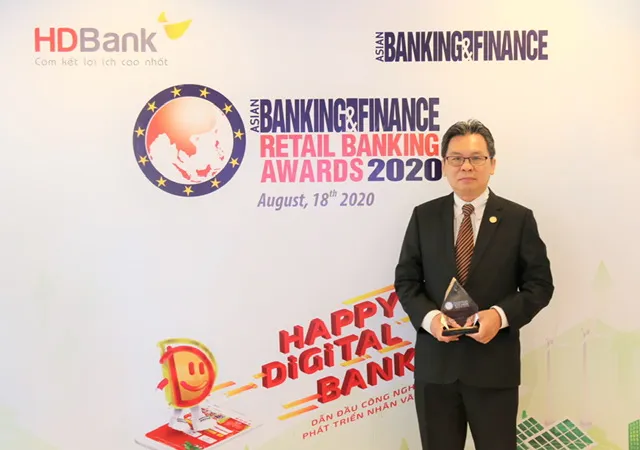 Ông Trần Hoài Phương – Giám đốc Khối Khách hàng Doanh nghiệp, đại diện HDBank nhận giải