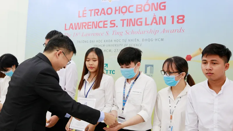 Ông Marvin Tsao, Tổng Giám đốc Công ty TNHH Tân Thuận, đại diện Quỹ Lawrence S. Ting trao học bổng cho sinh viên Trường Đại học Khoa học Tự nhiên TPHCM.