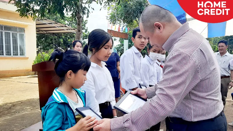 Đại diện Home Credit Việt Nam trao chứng nhận học bổng cho các em học sinh khó khăn