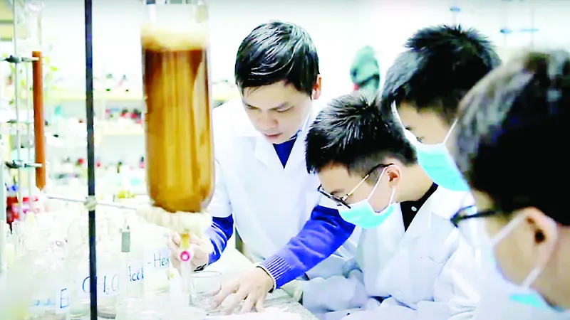 Tại phòng thí nghiệm của Viện Hóa sinh biển - Viện Hàn lâm Khoa học và Công nghệ Việt Nam, Tiến sĩ Lê Nguyễn Thành hướng dẫn nhóm Tử Minh thực hiện dự án về keo ong dú