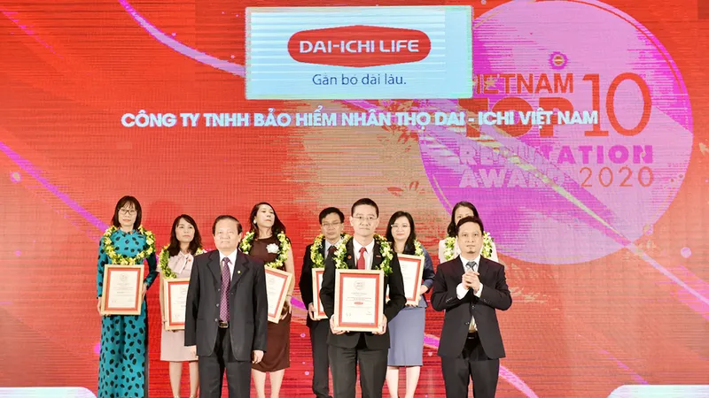Ông Ngô Việt Phương, Phó Tổng Giám đốc Phát triển kinh doanh kênh Đại lý truyền thống, Dai-ichi Life Việt Nam nhận giải thưởng "Top 10 Công ty Bảo hiểm Nhân thọ uy tín năm 2020".
