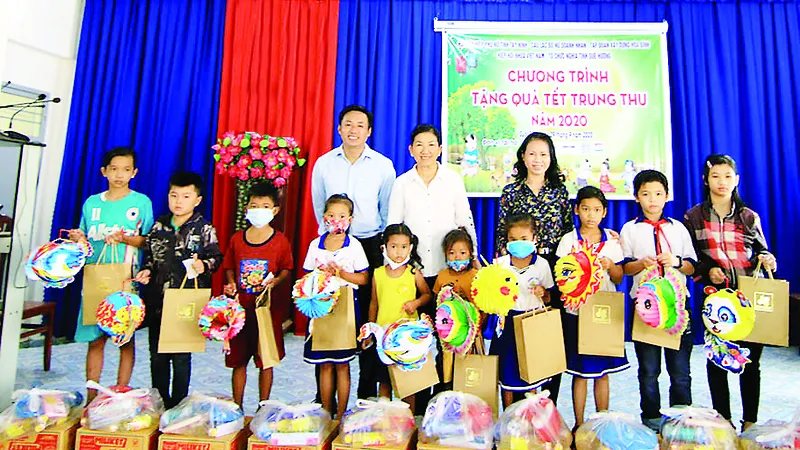 Tập đoàn Xây dựng Hòa Bình tặng quà cho các em nhỏ có hoàn cảnh khó khăn tại 4 huyện vùng biên giới tỉnh Tây Ninh