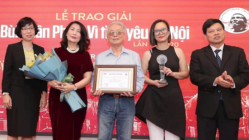 Nhạc sĩ Phú Quang được vinh danh tại giải thưởng Bùi Xuân Phái - Vì tình yêu Hà Nội 