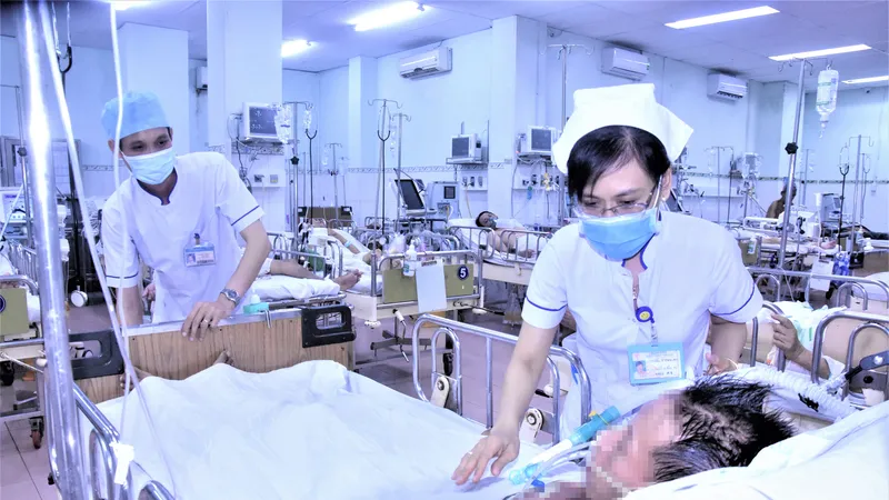 Điều dưỡng Trần Thị Thu An chăm sóc cho bệnh nhân V. tại Khoa Hồi sức cấp cứu - Chống độc, BV Phạm Ngọc Thạch. Ảnh: QUANG HUY