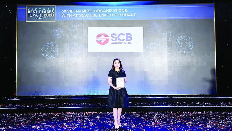 Đại diện SCB nhận giải tại buổi lễ vinh danh 50 Doanh nghiệp Việt có thương hiệu Nhà tuyển dụng hấp dẫn do Anphabe tổ chức