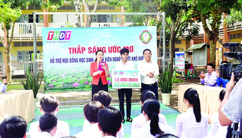 Công ty TNHH MTV Xổ số kiến thiết tỉnh Đồng Tháp trao học bổng “Thắp sáng ước mơ” tại xã Bình Thạnh Trung, huyện Lấp Vò, tỉnh Đồng Tháp