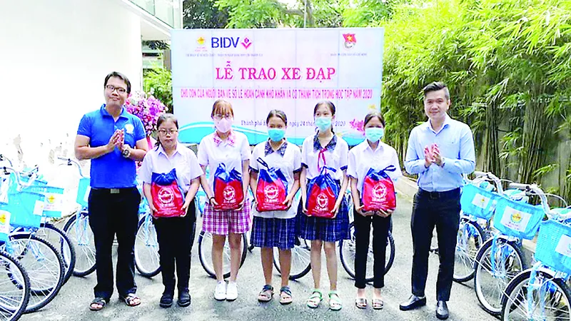 Chi đoàn thanh niên Công ty XSKT TPHCM trao xe đạp cho con của người bán vé số lẻ hiếu học có hoàn cảnh khó khăn và đạt thành tích trong học tập năm 2020