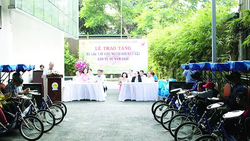 Công ty XSKT TPHCM trao tặng 30 xe lắc, xe lăn cho người bán vé số khuyết tật