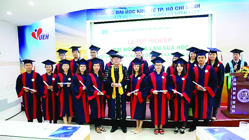  Bên cạnh sinh viên hệ Đại học chính quy, UEH đào tạo hàng trăm sinh viên hệ Đại học Vừa làm vừa học mỗi năm, bổ sung nguồn nhân lực cho xã hội