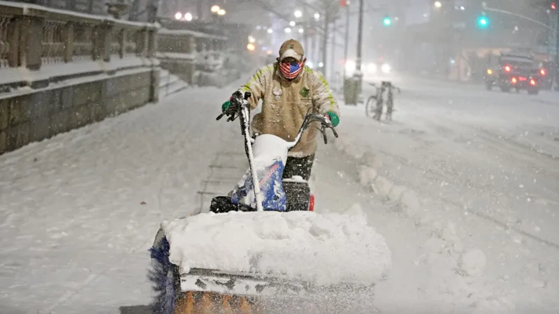 Người đàn ông dọn tuyết rơi dày ở Manhattan, TP New York, New York, Mỹ, ngày 16-12-2020. Ảnh: REUTERS