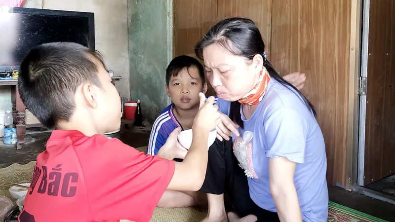 Mẹ bị ung thư, 2 con nguy cơ thất học