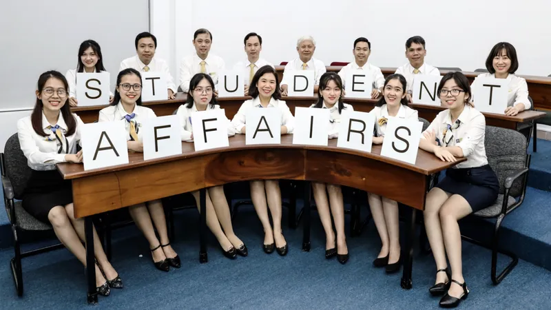 Nhân sự phòng chăm sóc và hỗ trợ người học của UEH. Ảnh: UEH