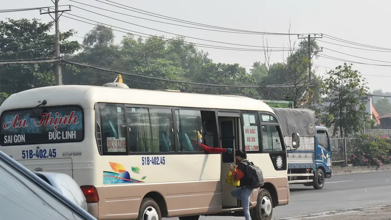 “Nhộn nhịp” xe dù, bến cóc