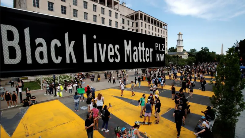 Một bảng hiệu đường phố của Black Lives Matter Plaza ở Washington, ngày 5-6-2020. Ảnh: REUTERS