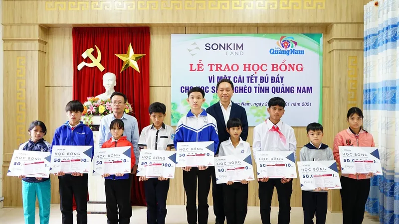 Trao học bổng vì một cái tết đủ đầy cho học sinh nghèo tỉnh Quảng Nam