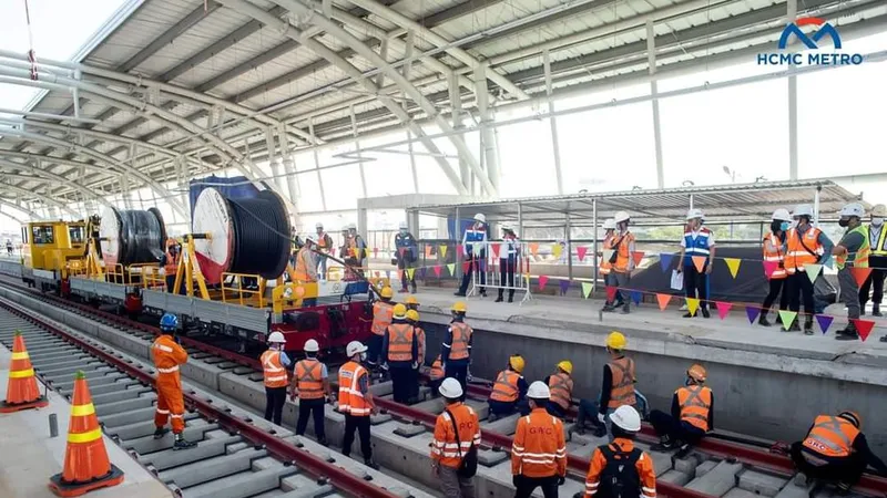 Thi công kéo hệ thống cấp điện tuyến metro số 1 Bến Thành - Suối Tiên. Ảnh: HCMC METRO