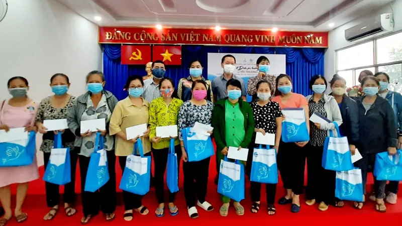 Đại diện PNJ và Hội LHPN TPHCM trao quà cho các chị em phụ nữ khó khăn