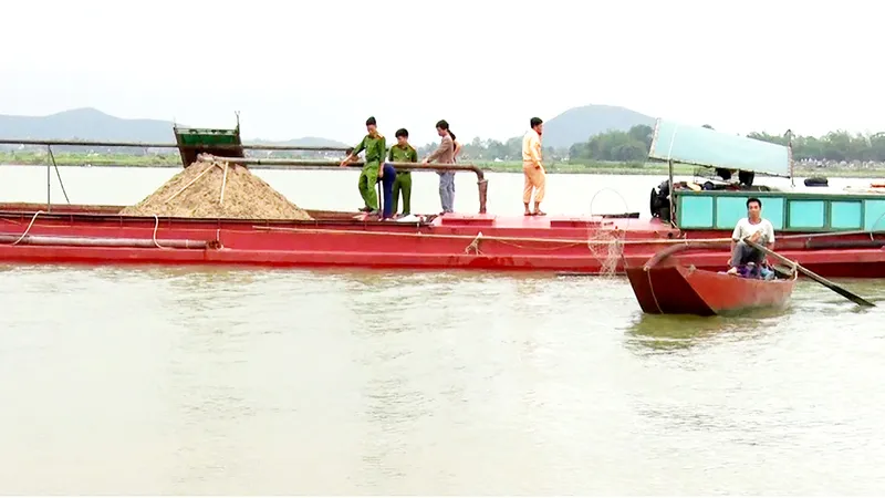 Công an huyện Nghi Xuân, Hà Tĩnh bắt giữ sà lan khai thác cát trái phép trên sông Lam