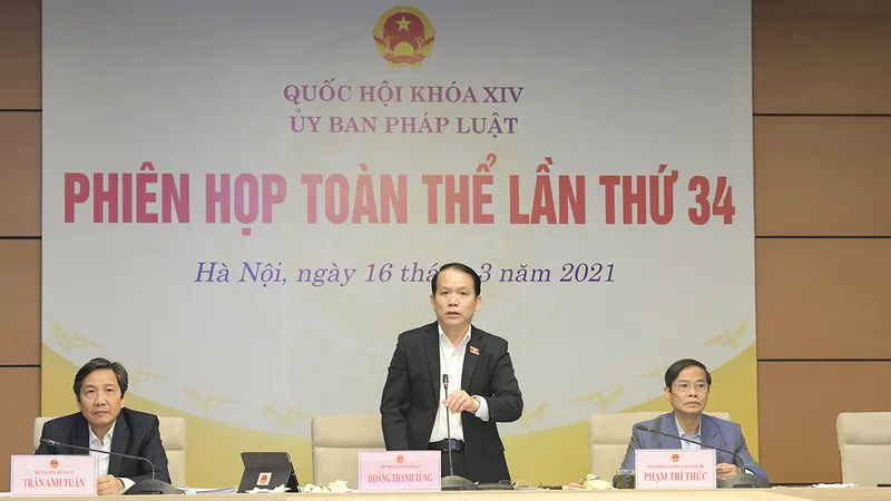 Chủ nhiệm Ủy ban Pháp luật của Quốc hội Hoàng Thanh Tùng phát biểu kết luận nội dung thẩm tra Báo cáo tổng kết công tác của Chính phủ nhiệm kỳ 2016-2021. Ảnh: QUOCHOI