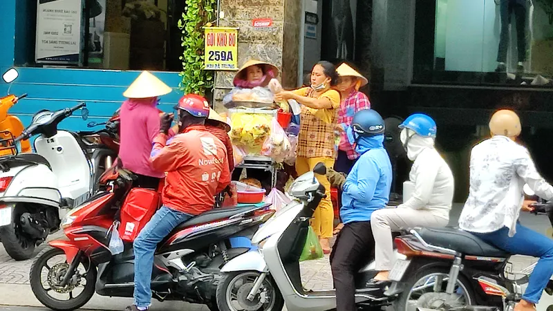 Gỏi khô bò ở công viên Lê Văn Tám trở thành bữa ăn xế hấp dẫn của nhiều người