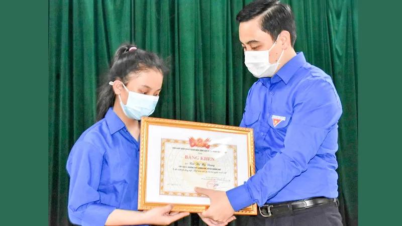  Bí thư Tỉnh đoàn Hà Tĩnh Lê Thành Đông tặng bằng khen cho em Bùi Thị Mỹ Dung