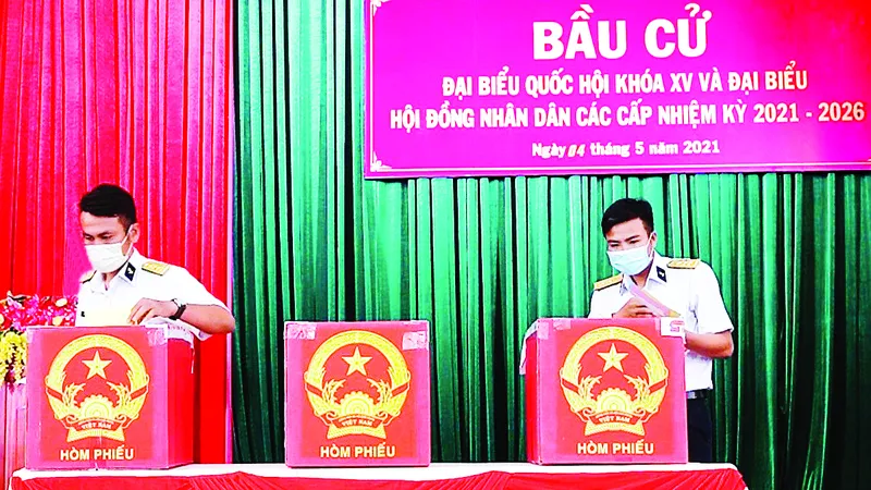 Cán bộ, chiến sĩ Vùng 2 Hải quân tham gia bỏ phiếu sớm. Ảnh: NÔNG NGÂN