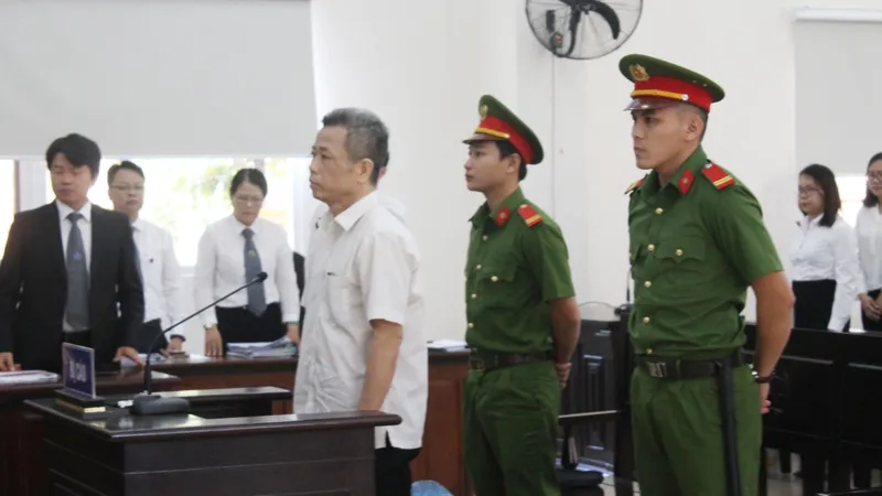 Bị cáo Nguyễn Hồng Khanh trong phần xét hỏi tại tòa sáng 12-12-2019. Ảnh: Báo Bình Dương