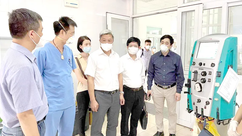 Thứ trưởng Nguyễn Trường Sơn cùng các chuyên gia kiểm tra công tác điều trị tại Bệnh viện Phổi Bắc Giang