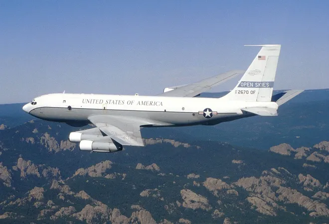 Một máy bay Boeing OC-135B của Mỹ trong nhiệm vụ bầu trời mở. Ảnh: Không quân Mỹ